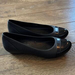 Crocs Brynn Women's 8 Black Patent Cap Toe Ballet Flats Casual EUC